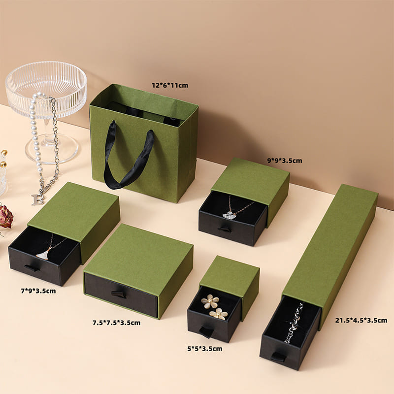 Custom paper jewelry boxes in multiple sizes with matching gift bag